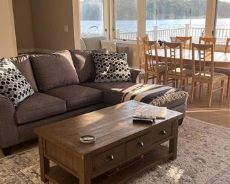Beautiful Lakefront Home with Amazing Lake Views. Dog Friendly! - Lake Hopatcong - Living room