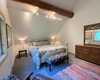 Alaskan Log Cabin - Bear Creek - Bedroom