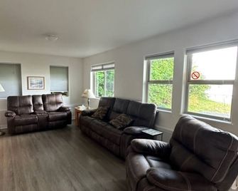 Cozy 2-bedroom condo in gorgeous Sitka with ocean view and WiFi - Sitka - Obývací pokoj