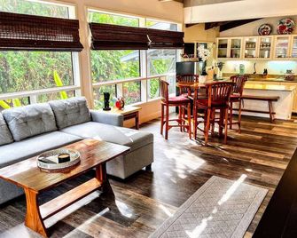 Roof deck views, hot tub, big kitchen, 3200sf, BBQ - Kailua-Kona - Salon
