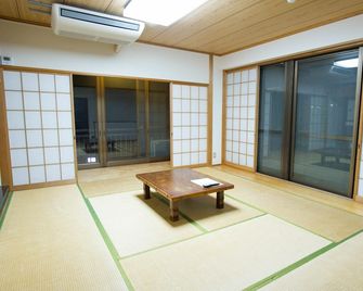 A-yard - Ōme - Eetruimte