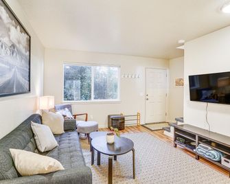 Airy Fortuna Apartment with Deck! - Фортуна - Вітальня