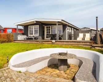 Two-Bedroom Holiday Home In Esbjerg V - Esbjerg - Rakennus