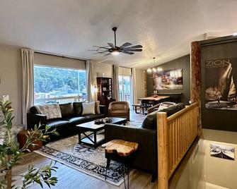 Beehive Basecamp Explore Ski Play and Make Memories - Parowan - Living room