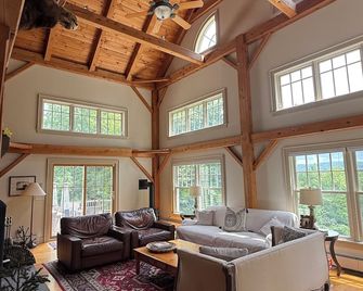 The Farmhouse at Bixby Hill - Post & Beam - Mountain Views - Private Estate - Essex Junction - Sala de estar