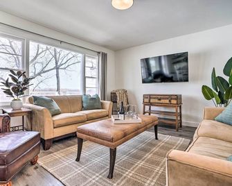 Cozy Plymouth Cottage w/ Medicine Lake View! - Minneapolis - Living room