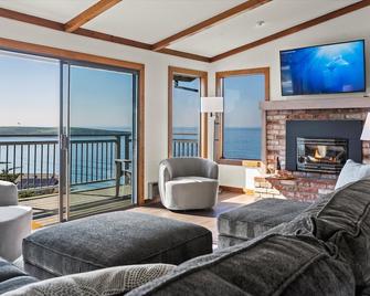 Whale Watch Fantastic Views Game Room Dog Friendly - Dillon Beach - Living room