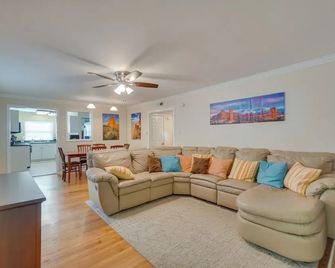 Oak Ridge Retreat With Porch Less Than 1 - Oak Ridge - Wohnzimmer