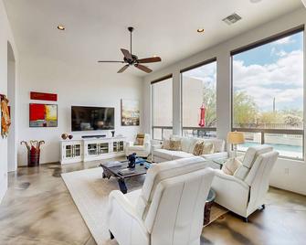 Beautiful contemporary home with gorgeous views, private pool, & gas grill - Marana - Living room