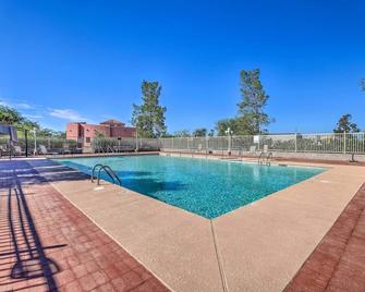 Rejuvenating Retreat w/ Ideal Eloy Location! - Eloy - Zwembad