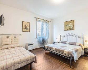 Holiday Apartment \'La Siesta\' with Shared Garden, Balcony & Wi-Fi - Villafranca di Verona - Chambre