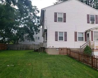4 bedroom/ 2 bathroom. Safe and quiet area - Manchester - Building