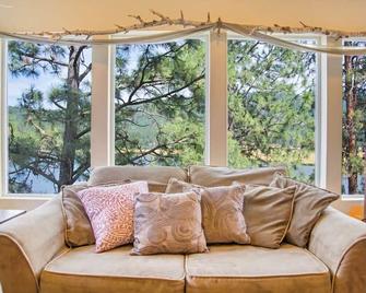 Liberty Lodge - Waterfront Home with Beds for 20 - Liberty Lake - Living room