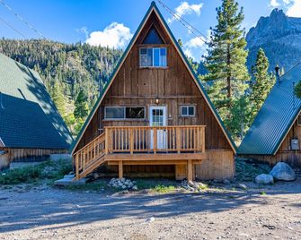 Four Seasons Cabin 3 with Sierra views - June Lake - Building