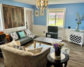 House dwelling that combines The bedroom kitchen and living area into one space - Biddeford - Вітальня