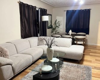 Spacious house with plenty of room to relax. - Camrose - Living room