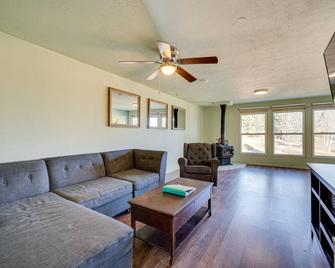17 Mi to Town Peaceful Pet-Friendly Golden Cabin! - Golden - Living room