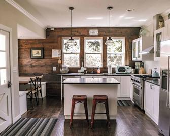 Charming Farmhouse on Organic Cattle Ranch in West Marin-stunning private garden - Tomales - Cocina