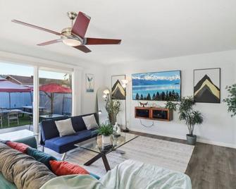 Entire Private 3-Bedroom House with Pool, Garage, Gated Yard - El Cajon - Soggiorno