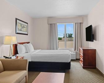 Days Inn & Suites by Wyndham Winkler - Winkler - Bedroom