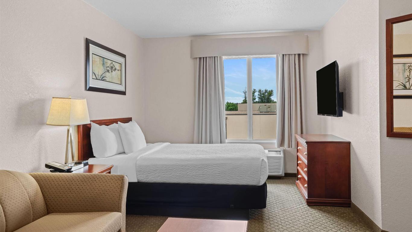 Days Inn & Suites by Wyndham Winkler