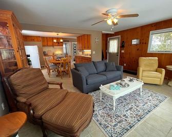 Cutest cottage on Hamlin Lake. Lake views! - Ludington - Living room