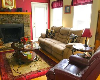 Beautiful Cabin in City Limits Close to Downtown Helen! Close-Up Mountain Views! - Helen - Obývací pokoj