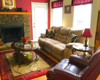 Beautiful Cabin Located in Helen City Limits! Close-Up Mountain Views! - Helen - Wohnzimmer