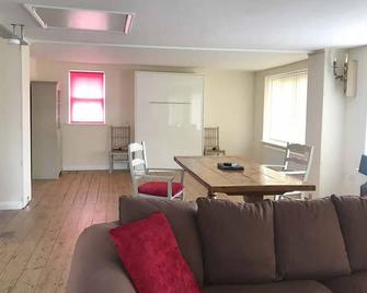 Spacious Apartment with Roof Terrace, near The Waterfront, Ipswich - Ipswich - Living room