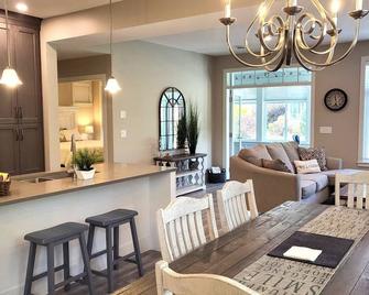 #70 - Escape to Sandy Cove Cottage, a beautifully appointed getaway steps from the beach and pools - Osoyoos - Spisestue
