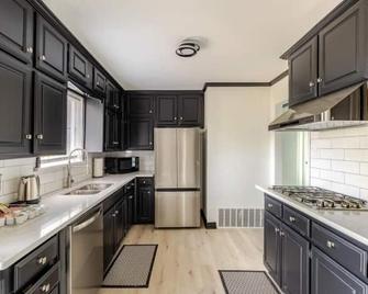 Cozy 3 Bedroom House Near Dfw - Bedford - Kitchen