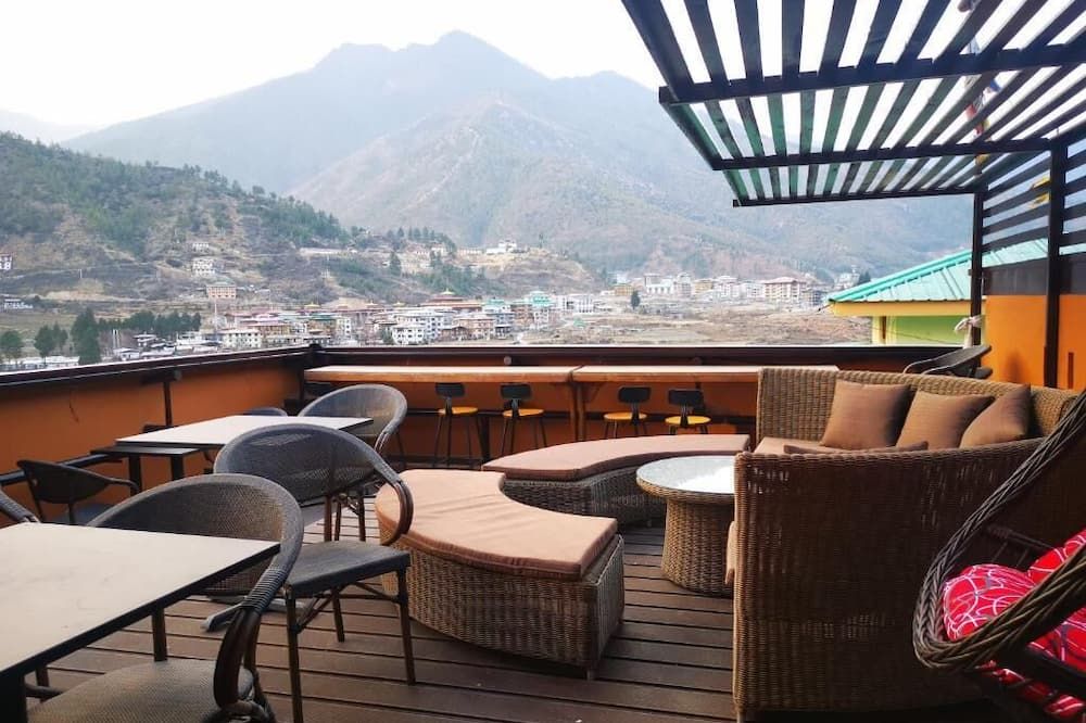 لودرونج هوتل - ثيمفو - شرفة