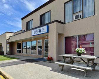 Canadas Best Value Inn Whitecourt - Whitecourt - Building