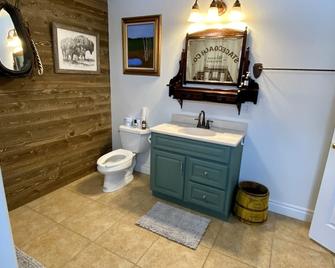 Western Carriage House Studio Suite- Western themed retreat- Full Kitchen & Bath - Gillette - Bathroom