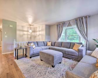 Hot Tub and Yard Stroudsburg Home in Poconos - Stroudsburg - Living room