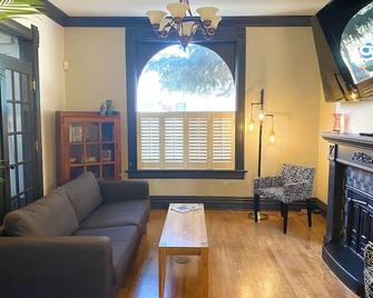 Charming 3-bedroom house w/ WiFi and AC in Denver in vibrant restaurant district - Denver - Living room
