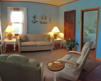 Cozy Cottage. Charlevoix In Town! 3.5 Miles To Castle! 5 Blocks From Downtown! - Charlevoix - Living room
