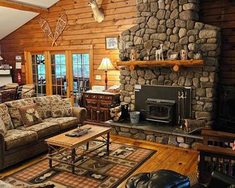 Cozy Log Home Nestled In The Beautiful Adirondacks - Saranac Lake - Living room