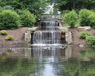 Great Golf Or Ski Getaway! Walking distance to Both! - Somerset - Outdoors view