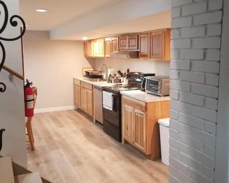 Full basement apartment quiet comfy with Hot Tub - 威爾明頓 - 廚房