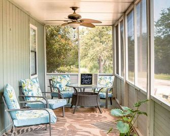 Hadley's House - A Country 3 Bdrm with Screened-In Porch - New Braunfels - Balcony
