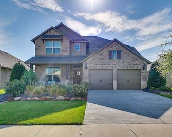 9 Mi to Frisco Square Stylish Home with Backyard - Prosper - Building