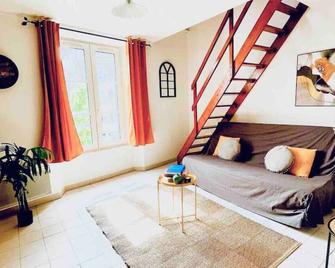 Yellow - The King Duplex Near The Castle Fontainebleau - Fontainebleau - Living room