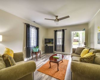 Charming Newport News Cottage 1 Mi to Ocean! - Newport News - Living room