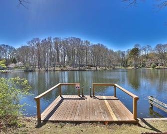 Boho by the Water! 1750sqft - Fishing & sleeps 10! - Charlotte