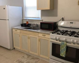 Private 3 bedroom and 1 bathroom house with direct NYC Manhattan train a 15 minute walk away - Perth Amboy - Kitchen