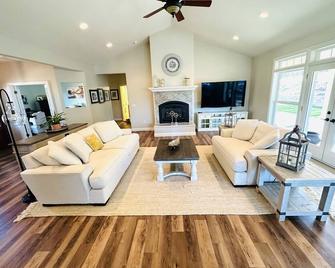 Large custom built home .5 miles from Downtown Sutter Creek - Sutter Creek
