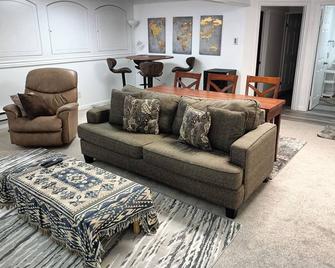 Cozy Basement Apt. Separate Entrance 30-day min. - Castle Rock - Living room