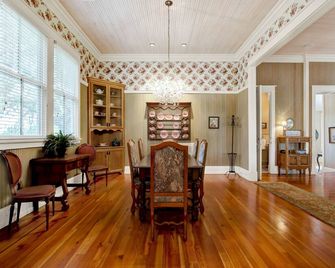 Farm House at Riven Rock Ranch in Comfort TX - Comfort - Comedor