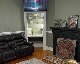 4-bedroom house in delightful Chester with WiFi, AC. Enjoy your stay - Chester